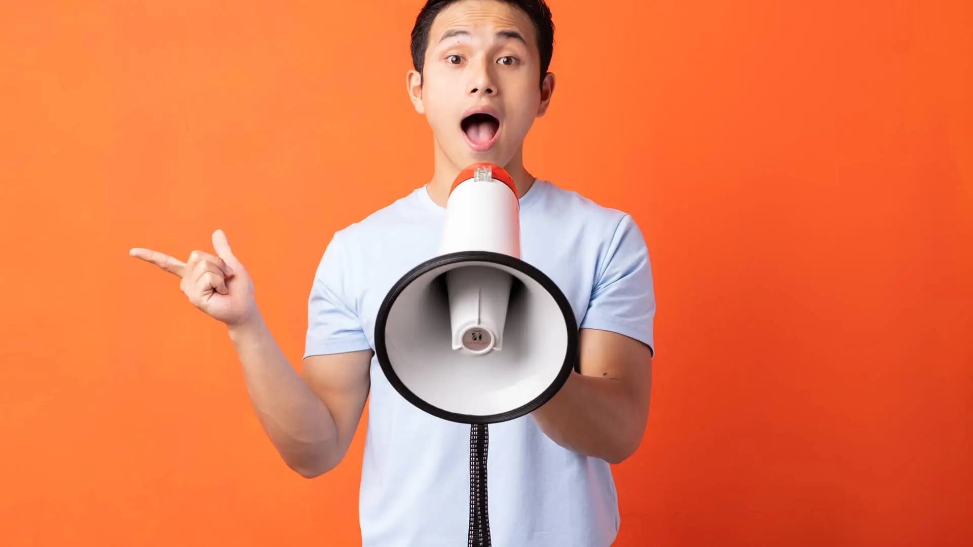 Joven con megáfono dando su opinión sobre bankinter