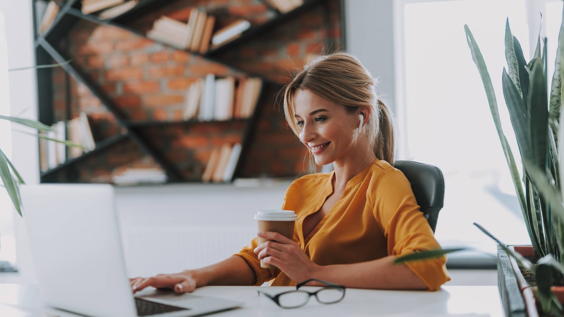 Mujer con su laptop realizando transferencias bankinter