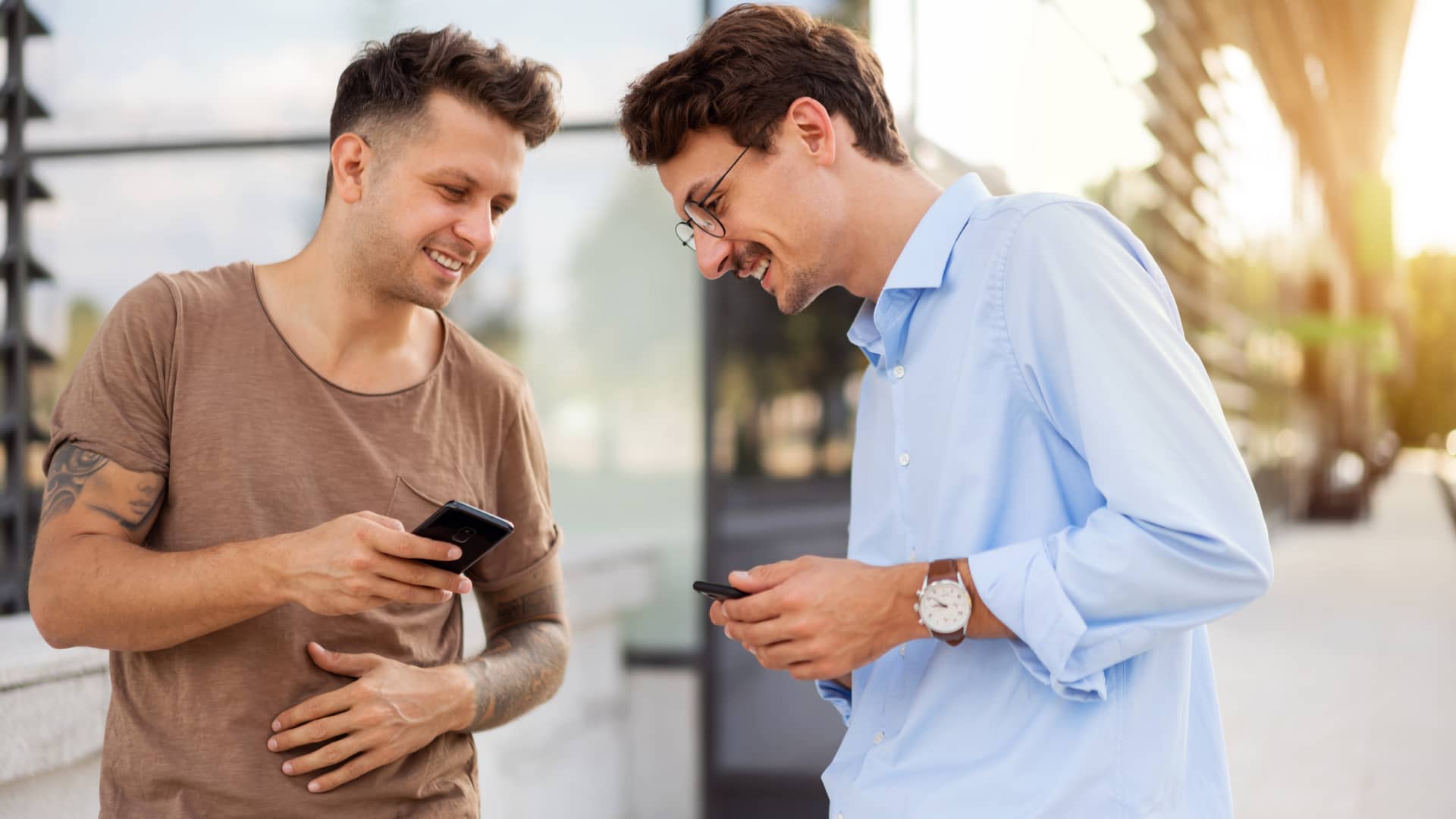 Joven realizando transferencia a su amigo con cuenta bbva