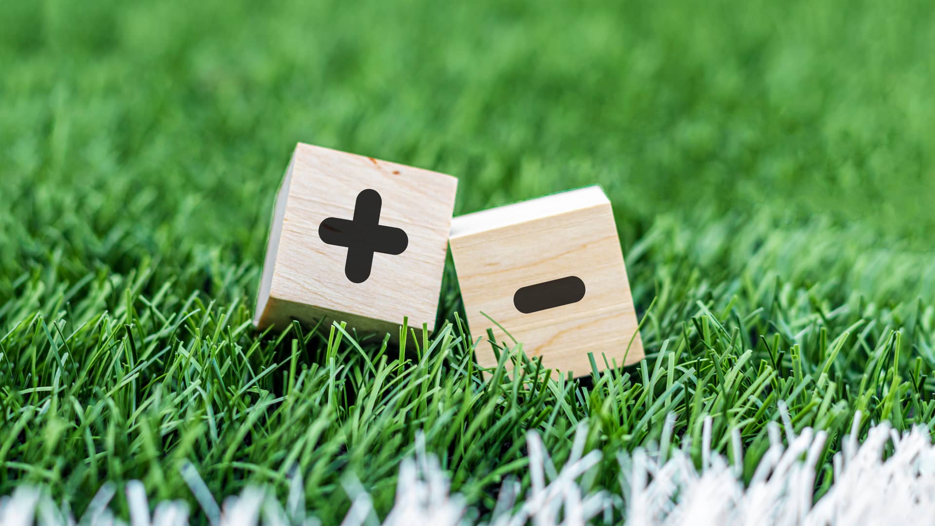 Dados de madera con simbolos de más y menos representan comisiones de binance Dados de madera con simbolos de más y menos representan comisiones de binance