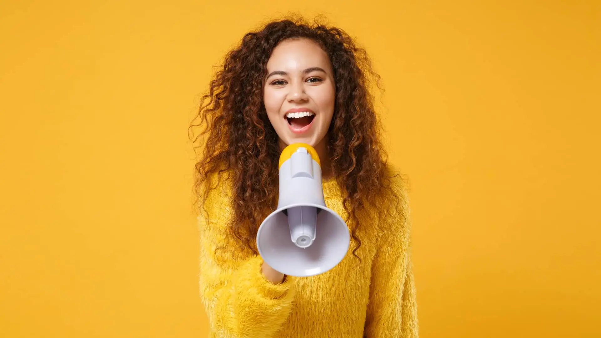 Joven con megáfono dando su opinión sobre binance