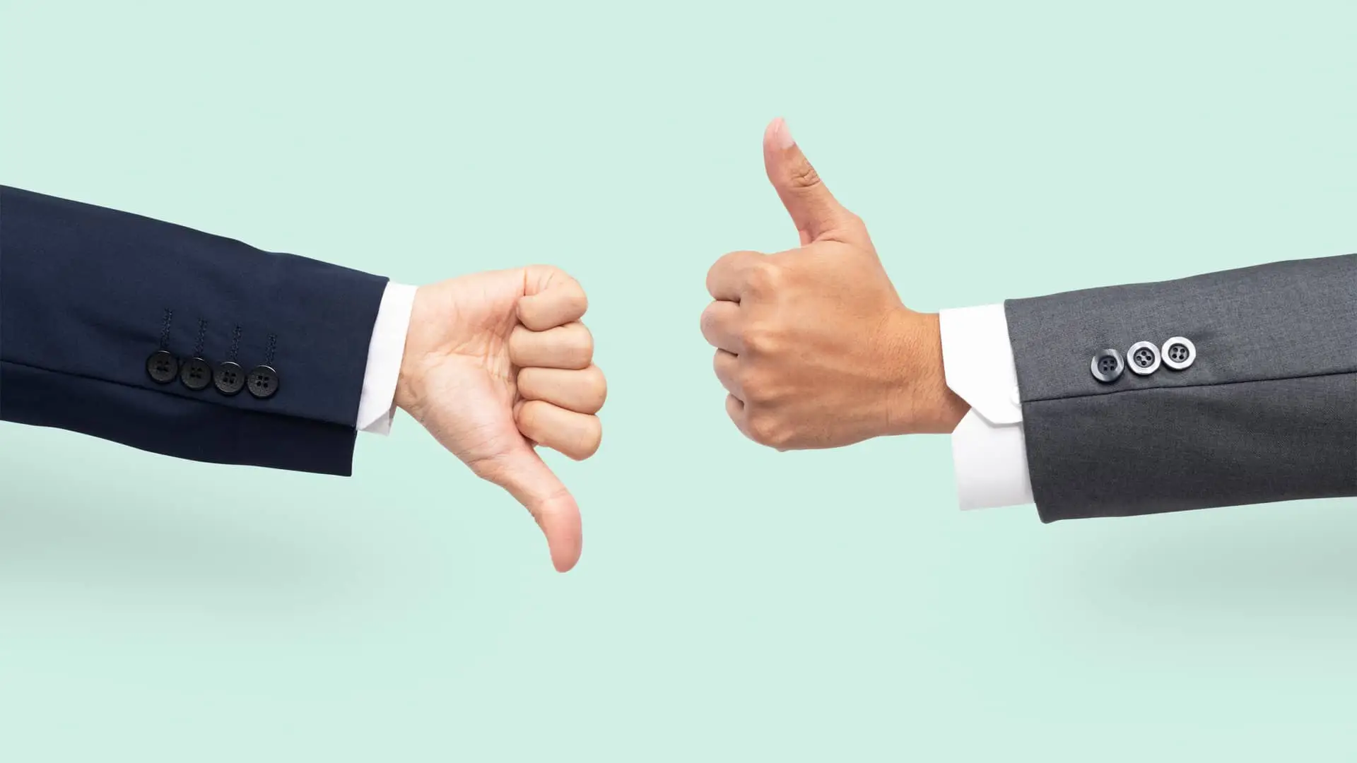 Dos manos con pulgares hacia abajo y hacia arriba respectivamente representan la posibilidad de operar con límite de ganancia y un límite de pérdida a través de la orden oco de binance Dos manos con pulgares hacia abajo y hacia arriba respectivamente representan la posibilidad de operar con límite de ganancia y un límite de pérdida a través de la orden oco de binance