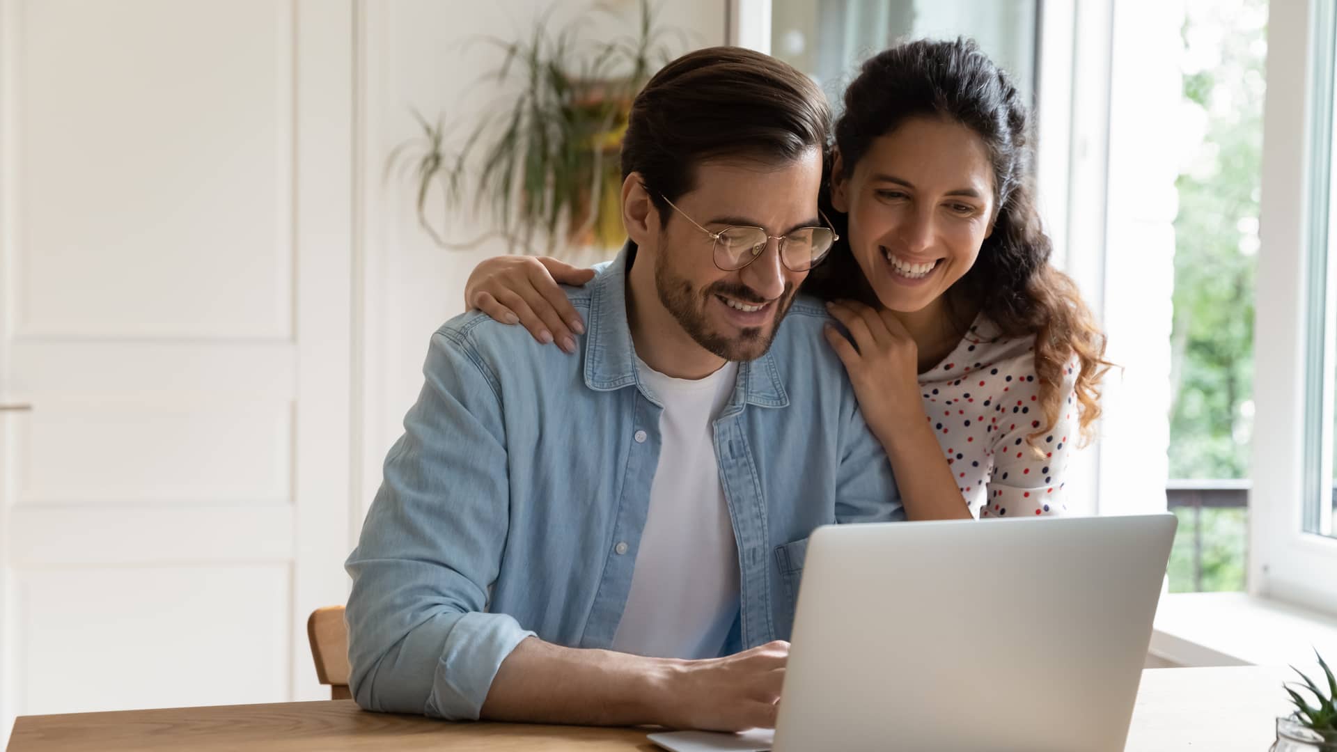 Pareja informandose de prestamos binance en su portátil