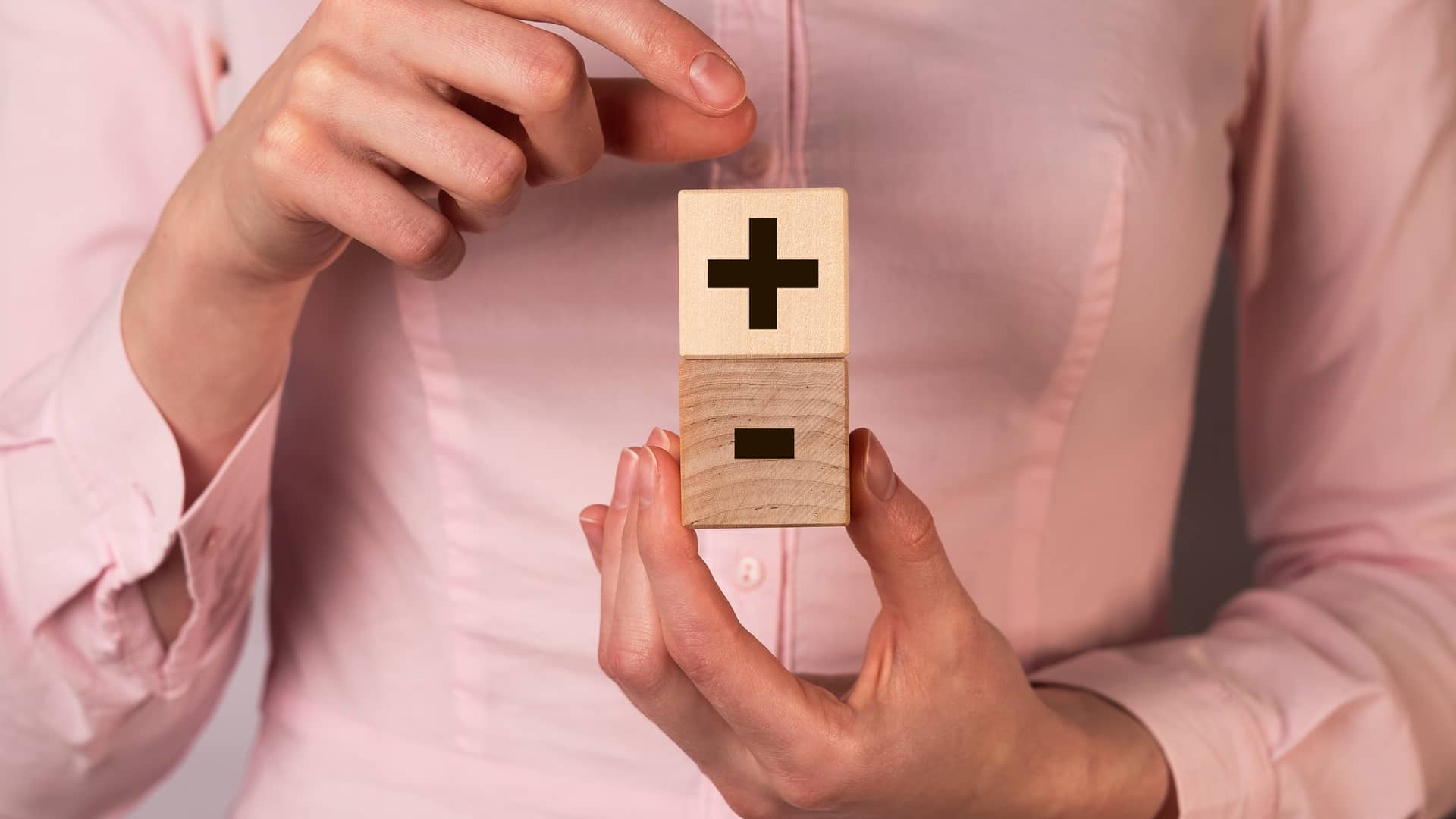 Mujer con cubos en sus manos con símbolos de más y menos representa las dos opciones de uso de binance, pro y lite Mujer con cubos en sus manos con símbolos de más y menos representa las dos opciones de uso de binance, pro y lite