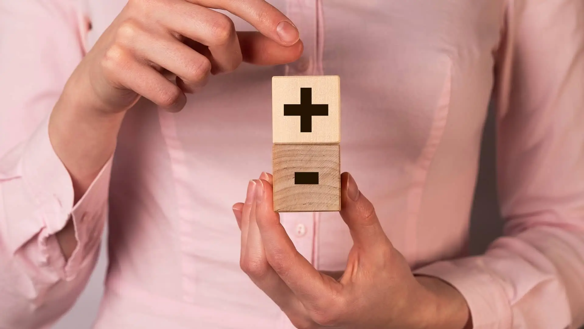 Mujer con cubos en sus manos con símbolos de más y menos representa las dos opciones de uso de binance, pro y lite Mujer con cubos en sus manos con símbolos de más y menos representa las dos opciones de uso de binance, pro y lite