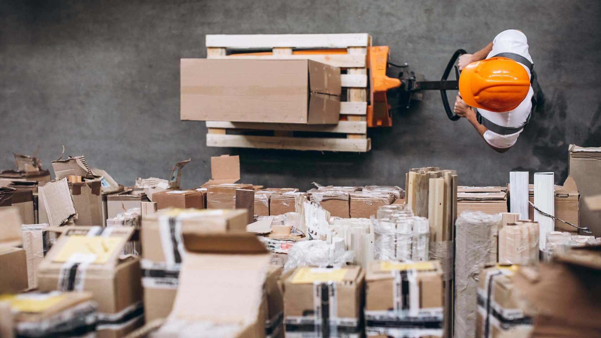 Joven transporta una pallet de mercancía en un almacén para representar la minería staking binance basada en almacenamiento Joven transporta una pallet de mercancía en un almacén para representar la minería staking binance basada en almacenamiento
