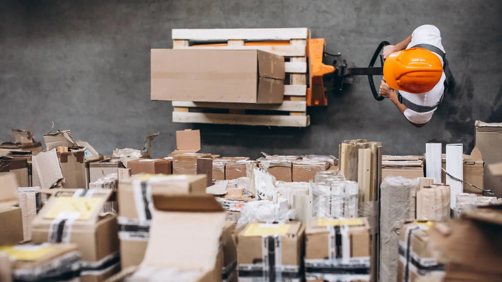Joven transporta una pallet de mercancía en un almacén para representar la minería staking binance basada en almacenamiento Joven transporta una pallet de mercancía en un almacén para representar la minería staking binance basada en almacenamiento