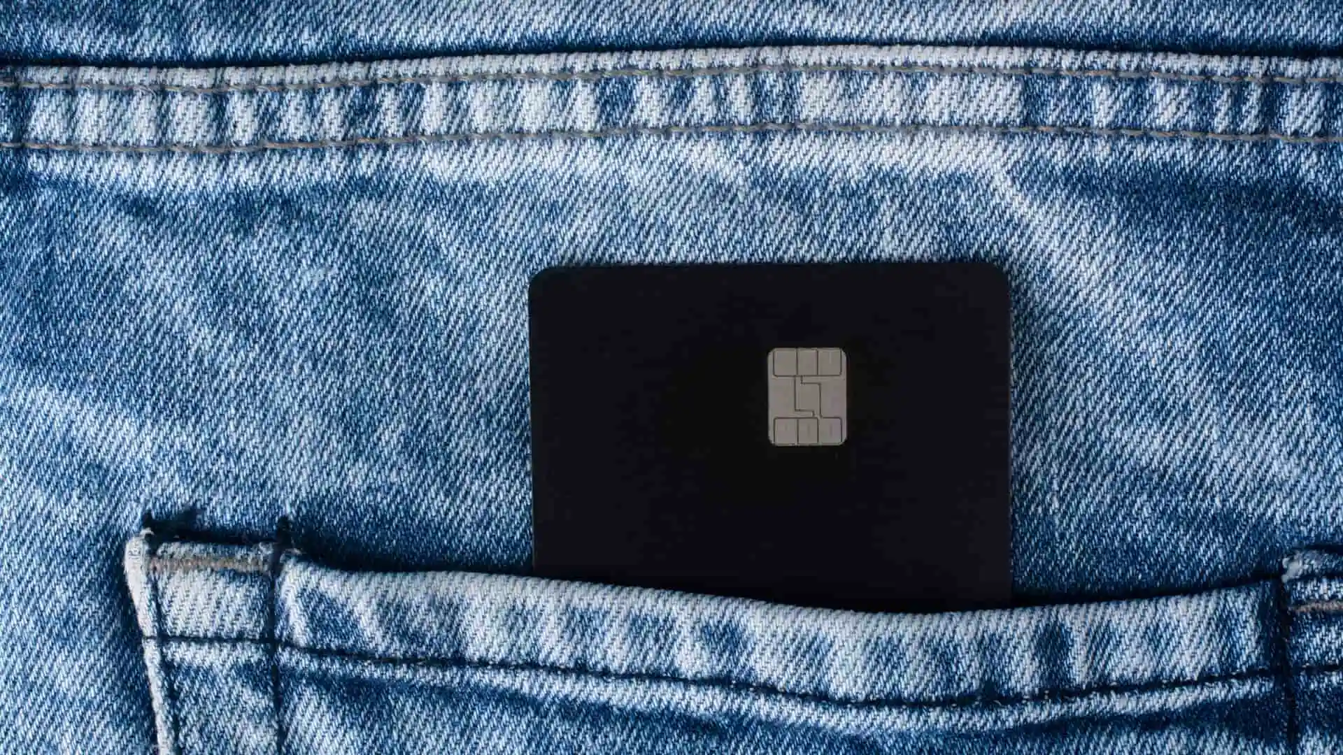 tarjeta binance asomando por el bolsillo de un pantalón vaquero tarjeta binance asomando por el bolsillo de un pantalón vaquero