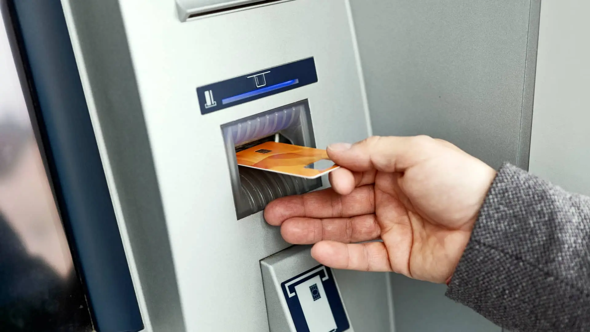 Hombre sacando dinero de cajero automático Hombre sacando dinero de cajero automático