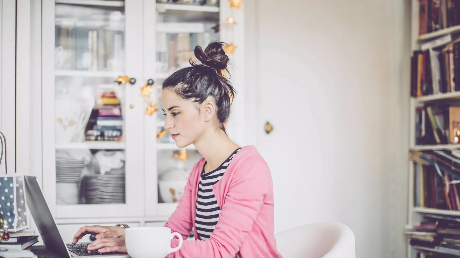 Joven viendo cuentas bnext en su portátil Joven viendo cuentas bnext en su portátil