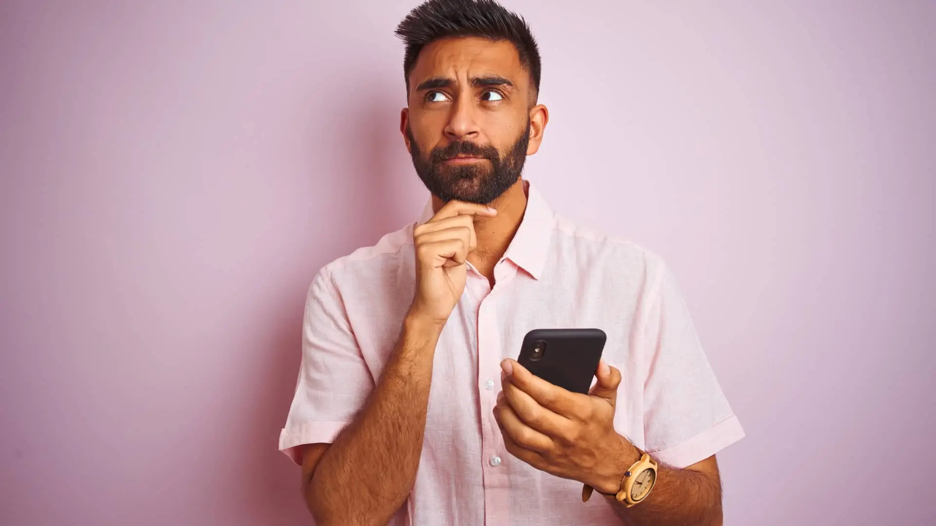 Hombre pensando en número de cuenta a la cual tiene que realizar transferencias desde su cuenta bnext Hombre pensando en número de cuenta a la cual tiene que realizar transferencias desde su cuenta bnext