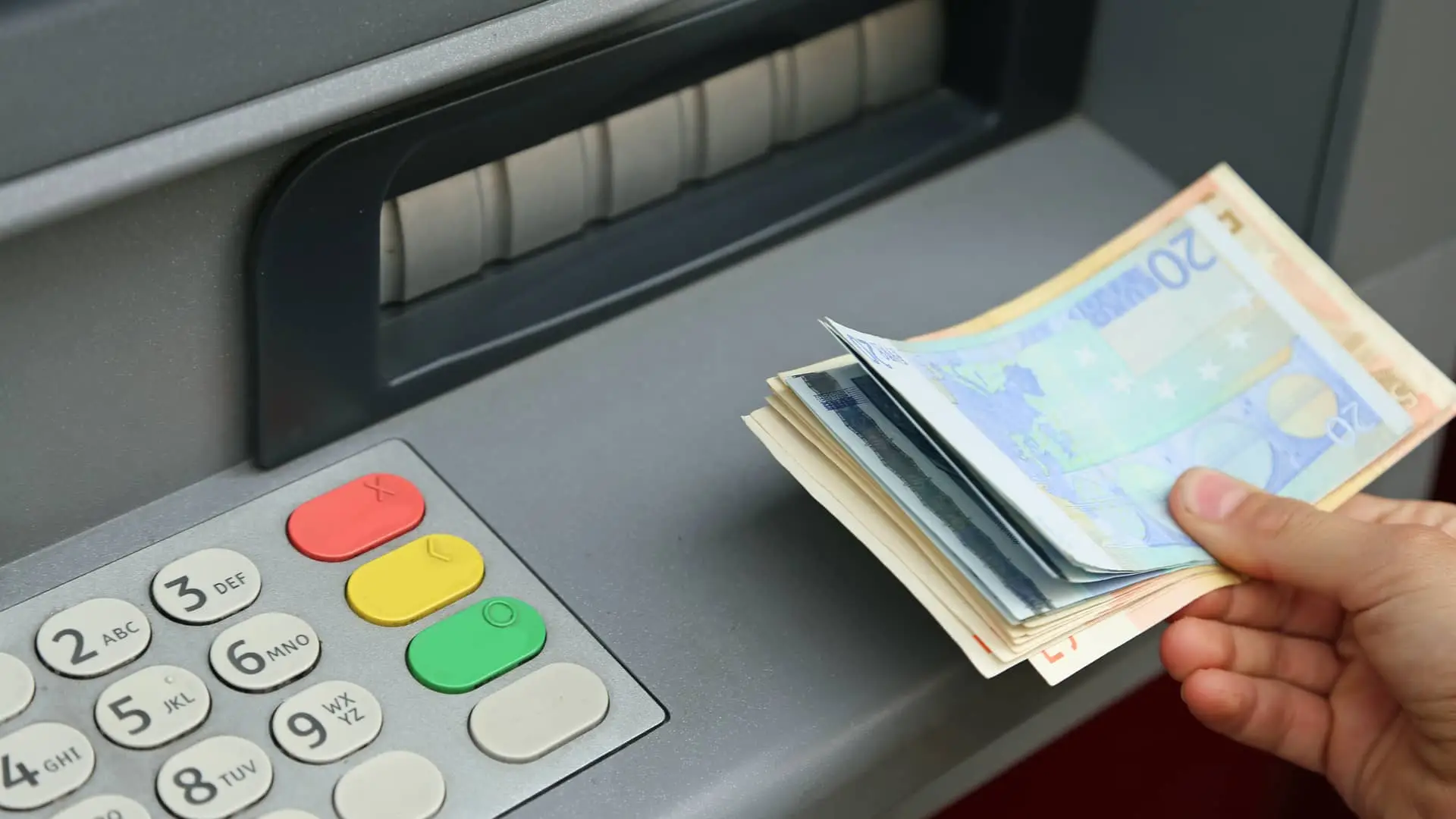 Persona sacando dinero de cajero automático de caixa popular Persona sacando dinero de cajero automático de caixa popular