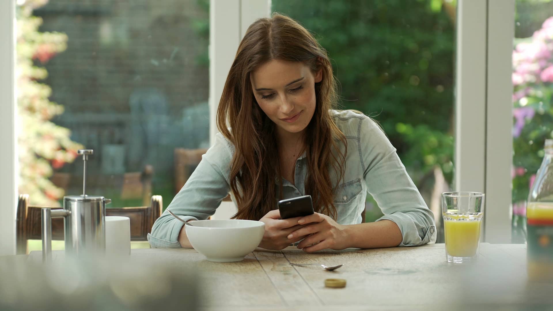 Mujer viendo cuentas de caixa popular en su smartphone Mujer viendo cuentas de caixa popular en su smartphone