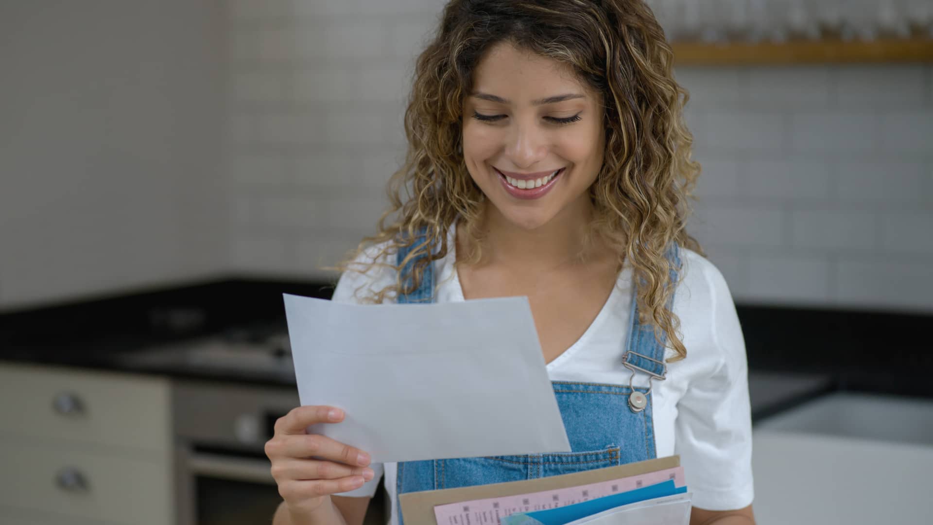 Joven leyendo carta de domiciliación nómina de caixabank