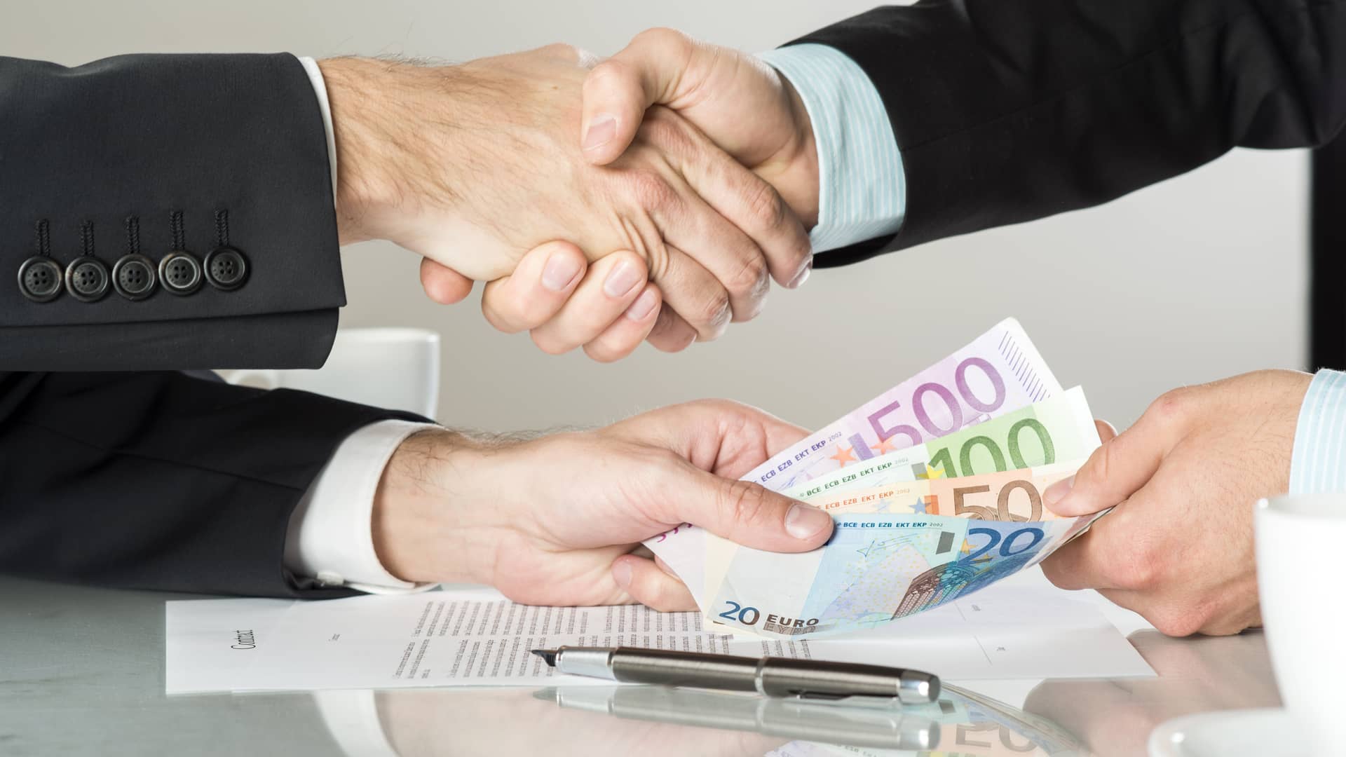 Persona dando dinero simboliza prestamos caixabank