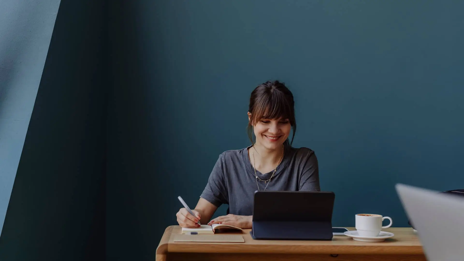Persona realizando transferencias desde cuenta caixabank