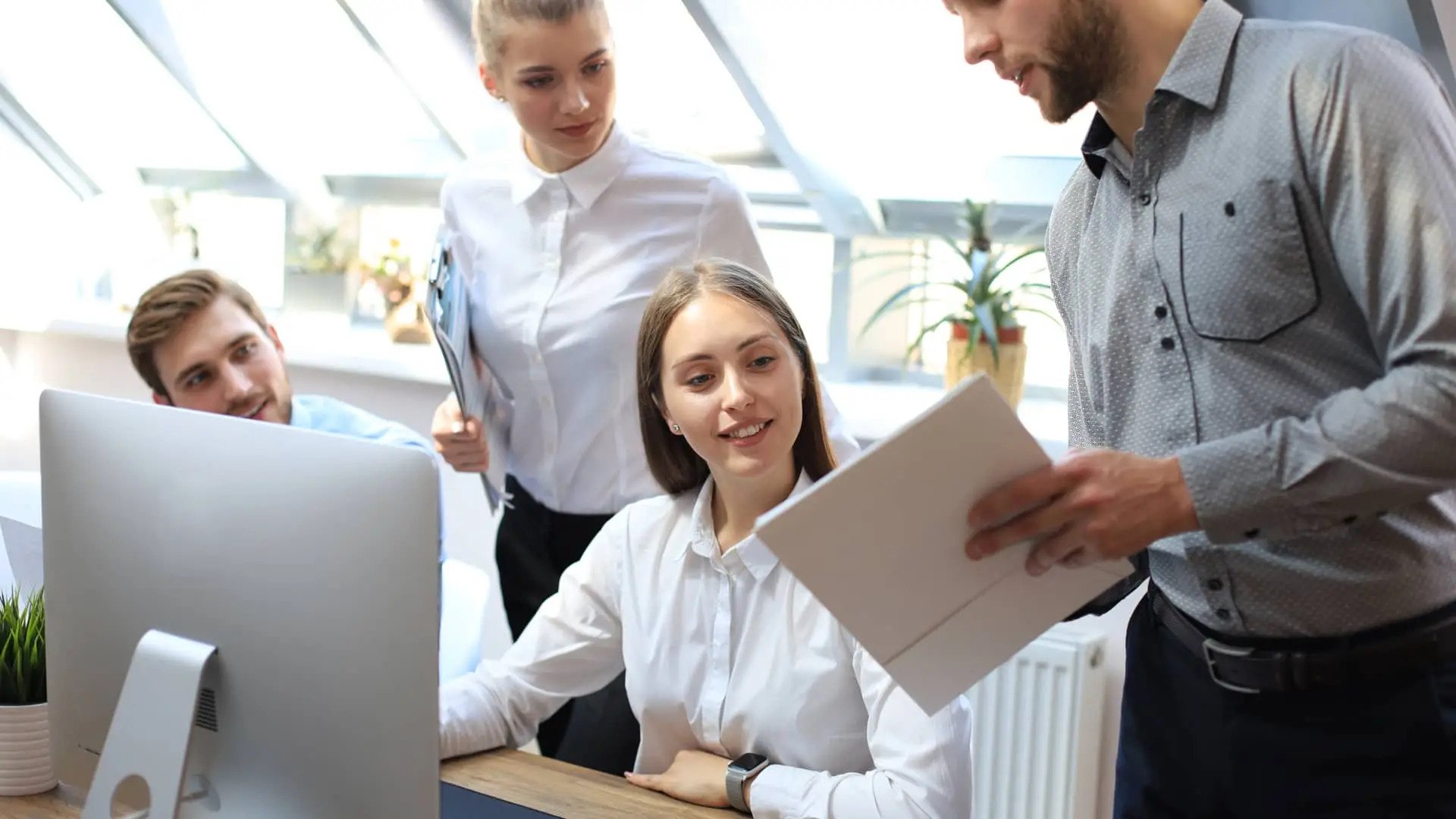 Compañero de trabajo habla con sus colegas de los beneficios de contratar el confirming y factoring de cajamar para la empresa Compañero de trabajo habla con sus colegas de los beneficios de contratar el confirming y factoring de cajamar para la empresa