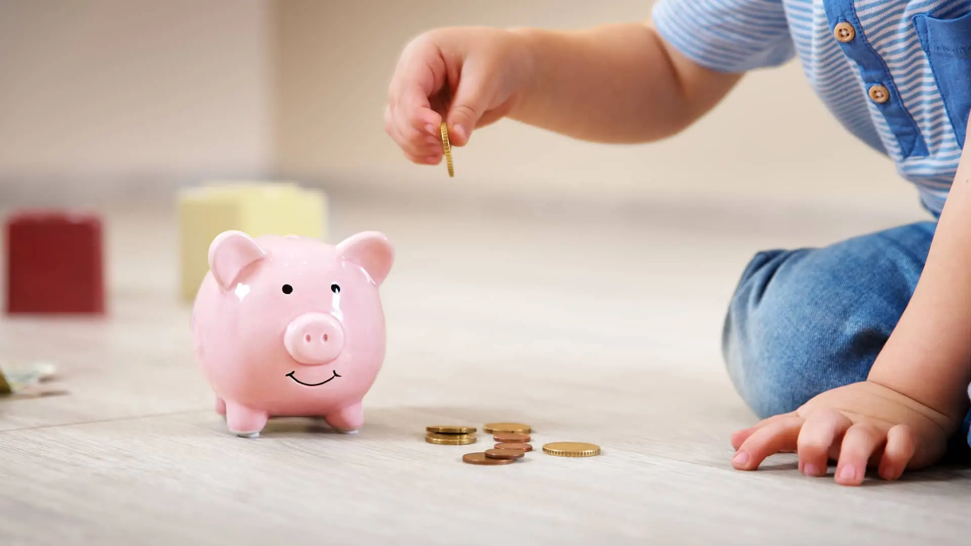 Niño introduciendo moneda en hucha simboliza depósitos de cajamar Niño introduciendo moneda en hucha simboliza depósitos de cajamar