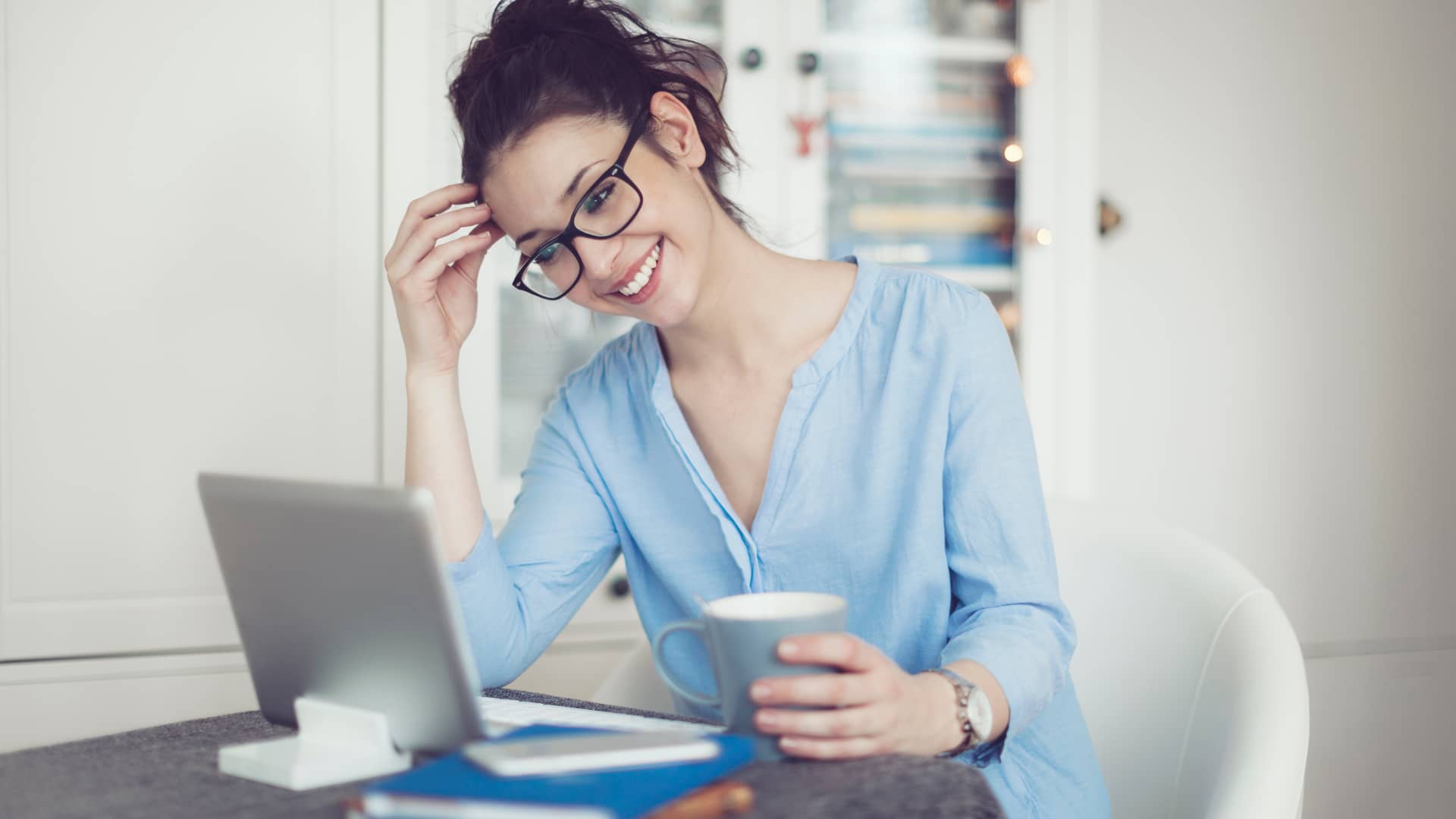 Mujer viendo su cuenta cajamar de manera online con su portátil
