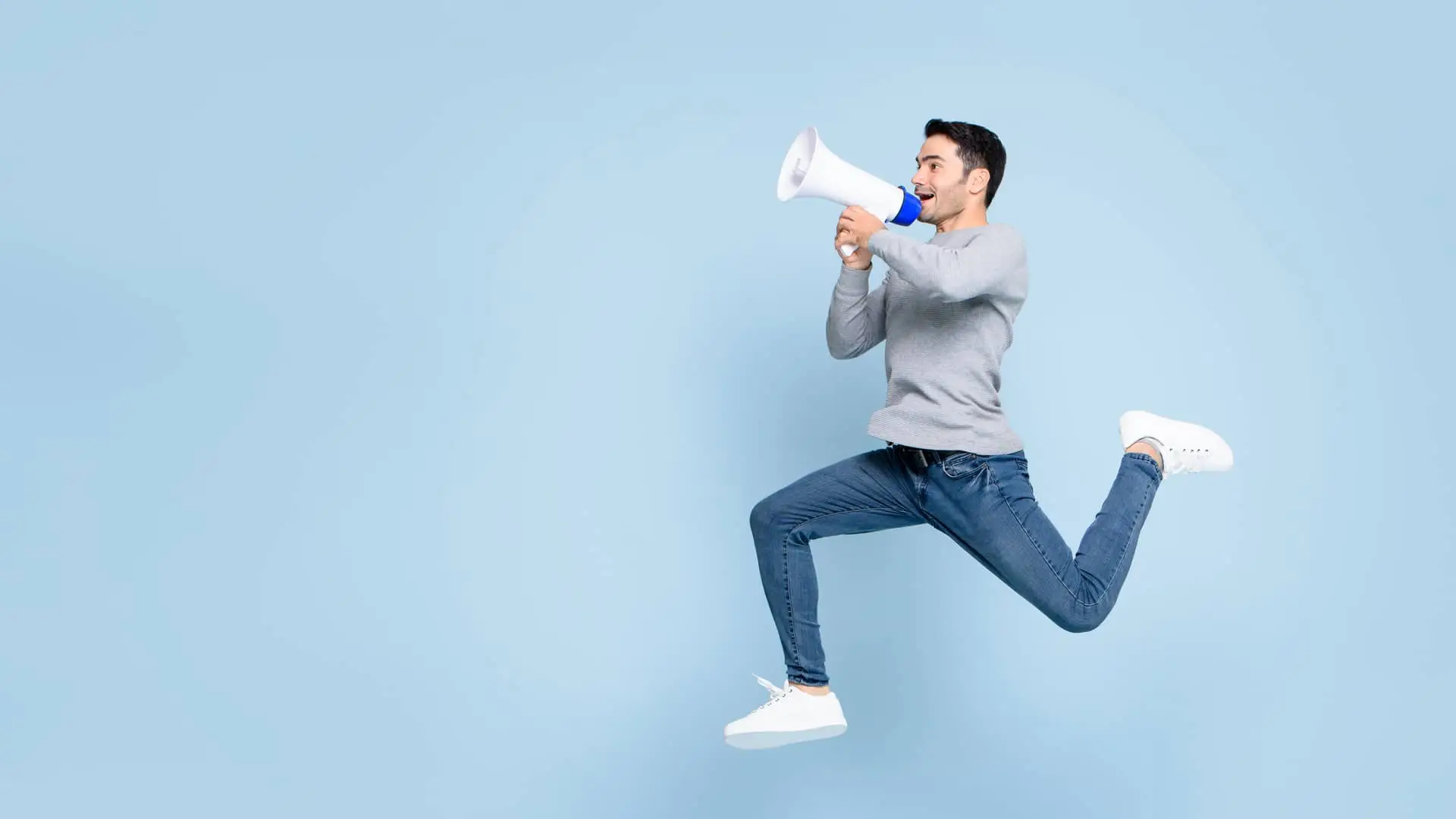 Joven saltando con megáfono dando su opinión sobre cajamar