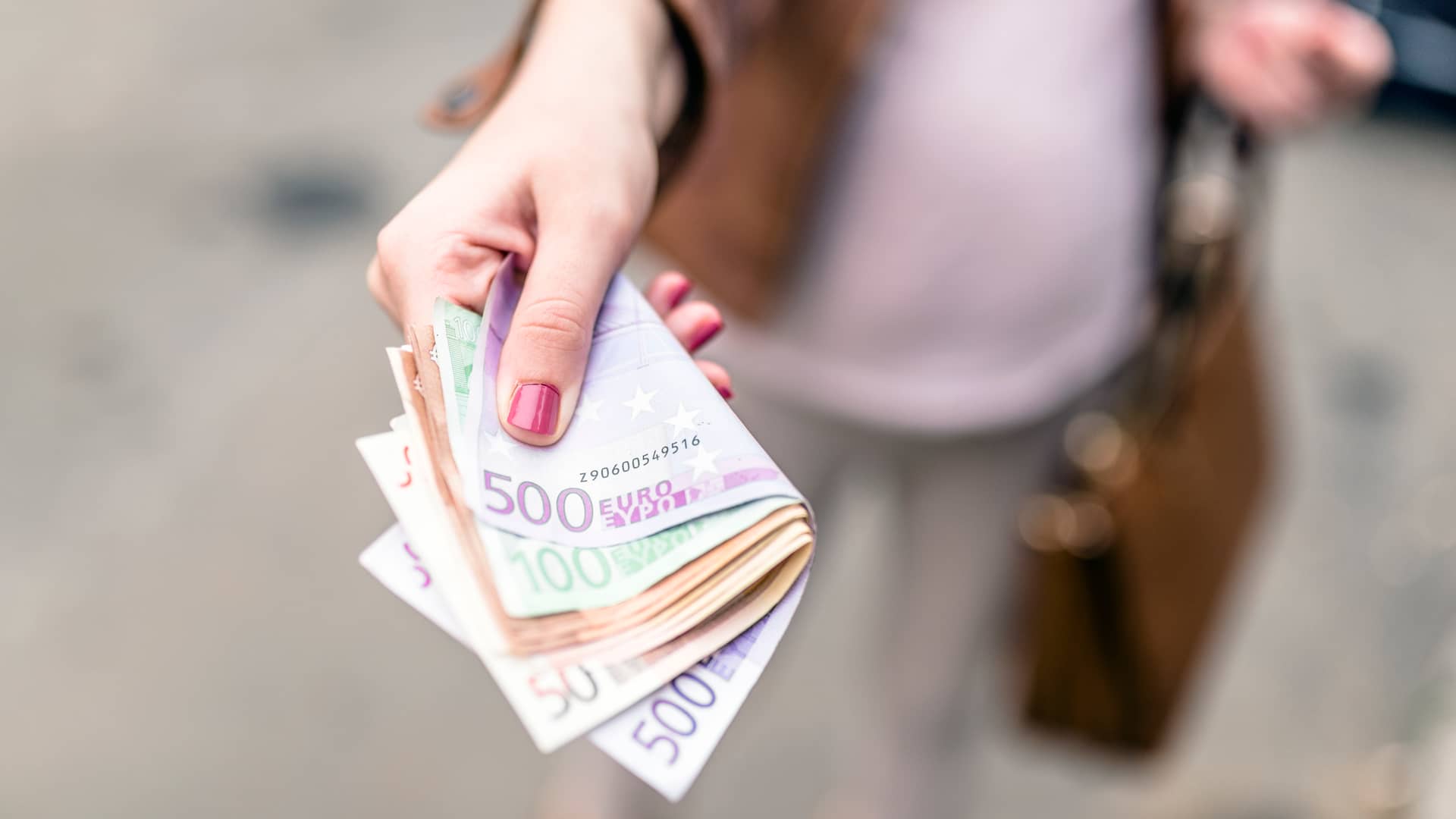 Persona ofreciendo dinero simboliza prestamo cajamar