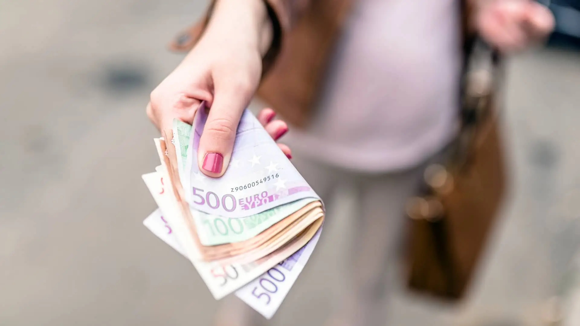 Persona ofreciendo dinero simboliza prestamo cajamar Persona ofreciendo dinero simboliza prestamo cajamar