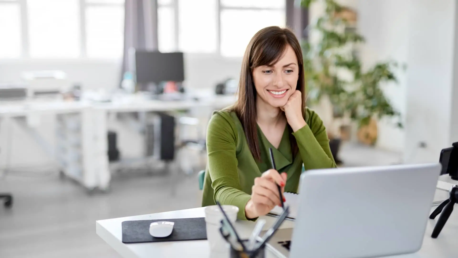 Mujer viendo cuentas de cajasieta con laptop Mujer viendo cuentas de cajasieta con laptop