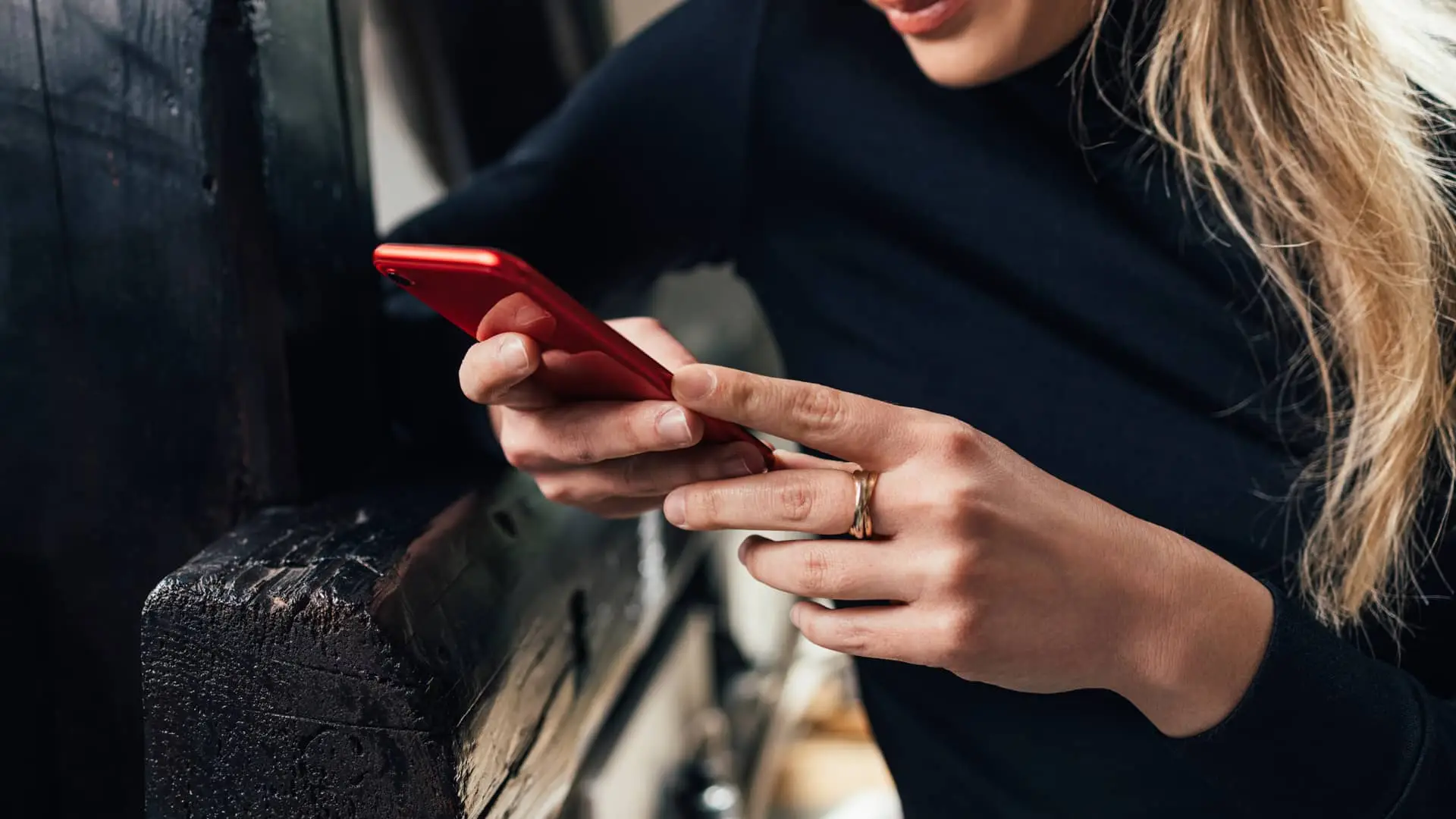 Mujer viendo cuentas de cajasur con su smartphone Mujer viendo cuentas de cajasur con su smartphone