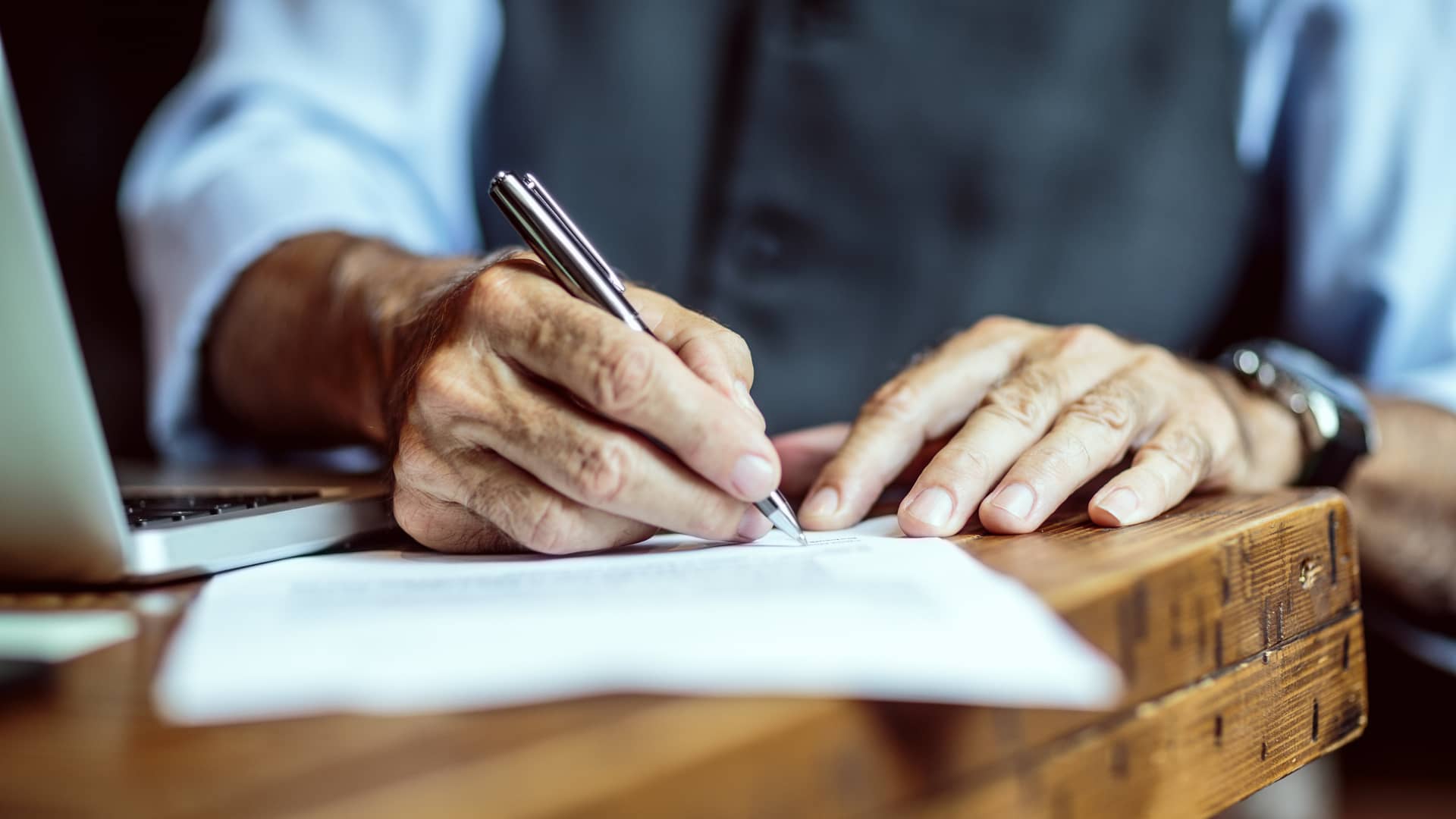 Hombre firmando contrato hipoteca de cajasur