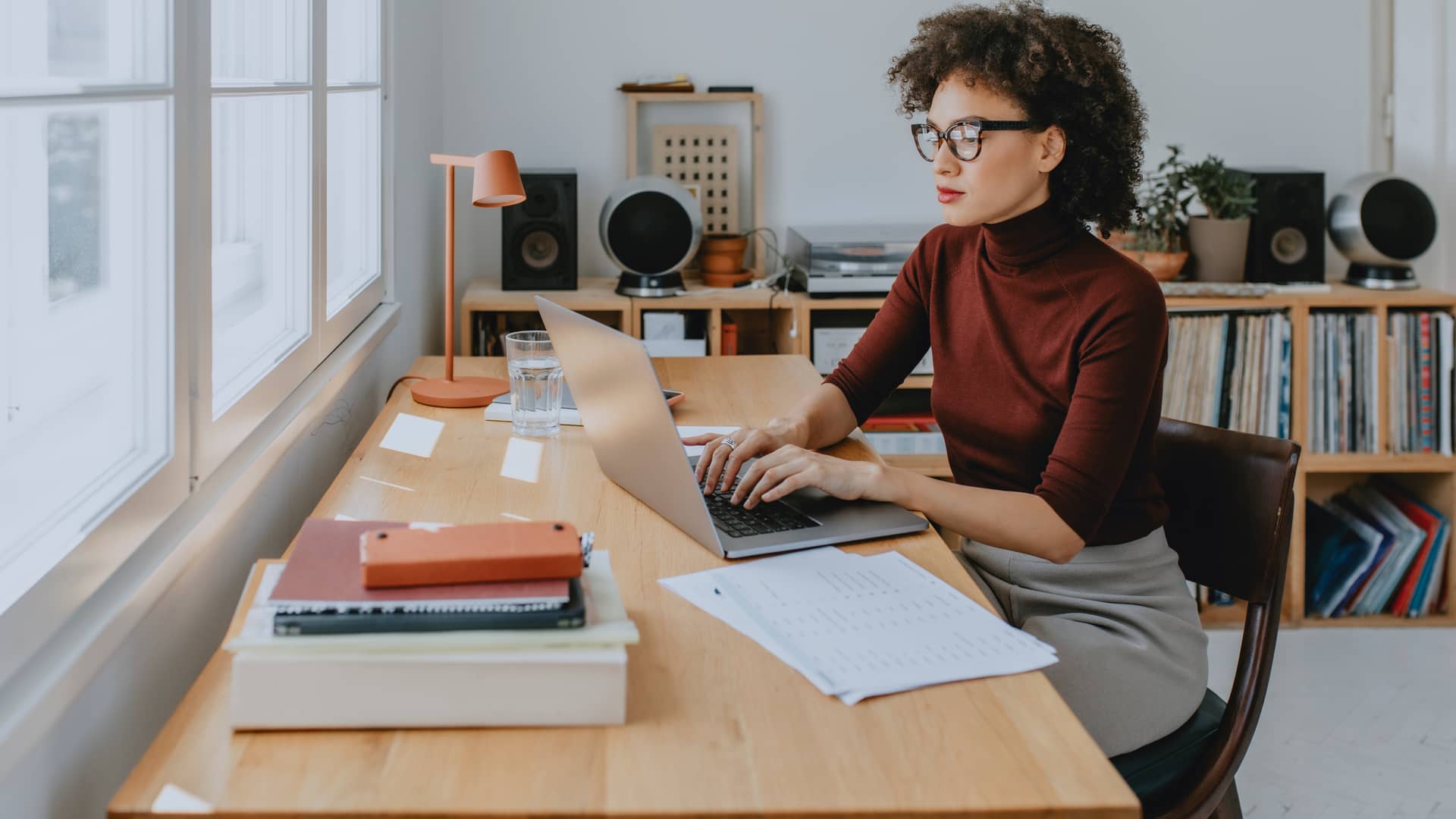 Mujer viendo sus cuentas de cajasur online desde su laptop Mujer viendo sus cuentas de cajasur online desde su laptop