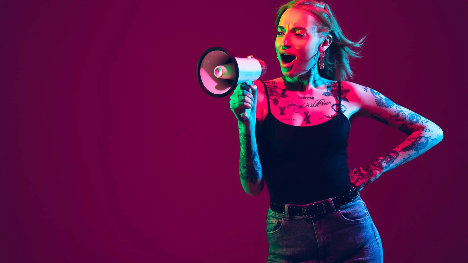 Mujer con megáfono dando su opinión sobre cajasur