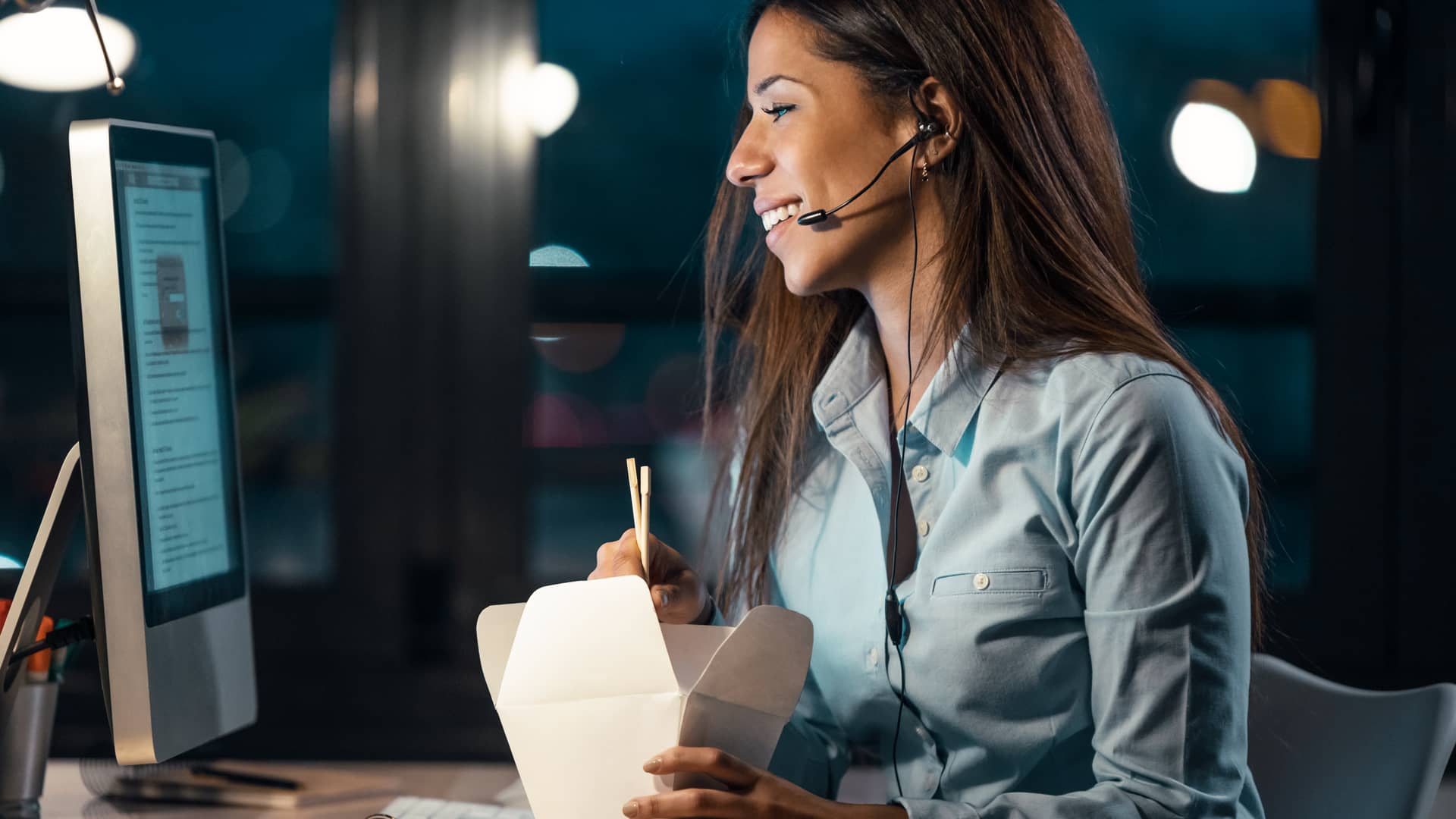 Teleoperadora de atención al cliente de cetelem haciendo un descanso Teleoperadora de atención al cliente de cetelem haciendo un descanso