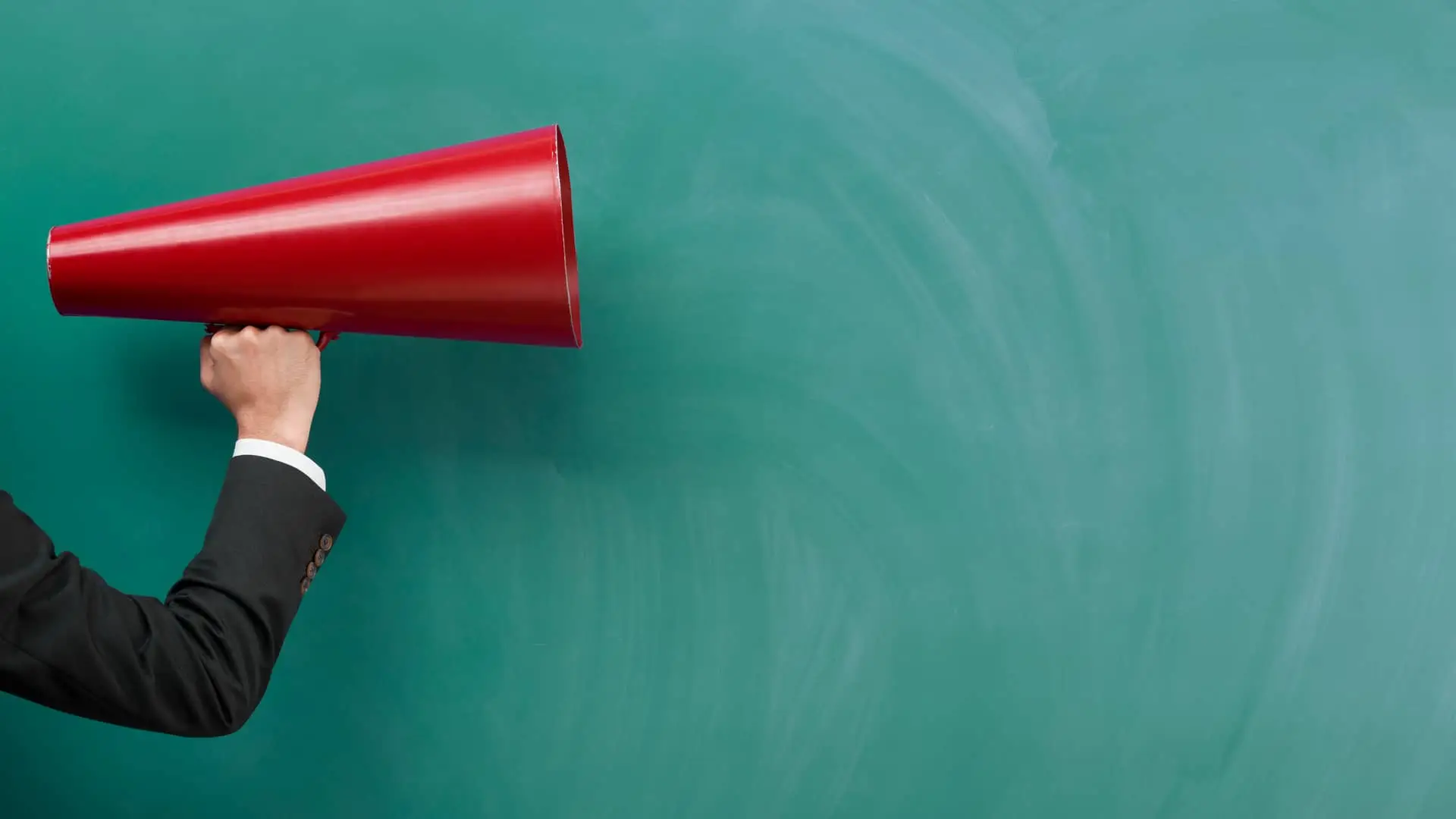 Persona con megáfono para dar su opinión sobre cetelem