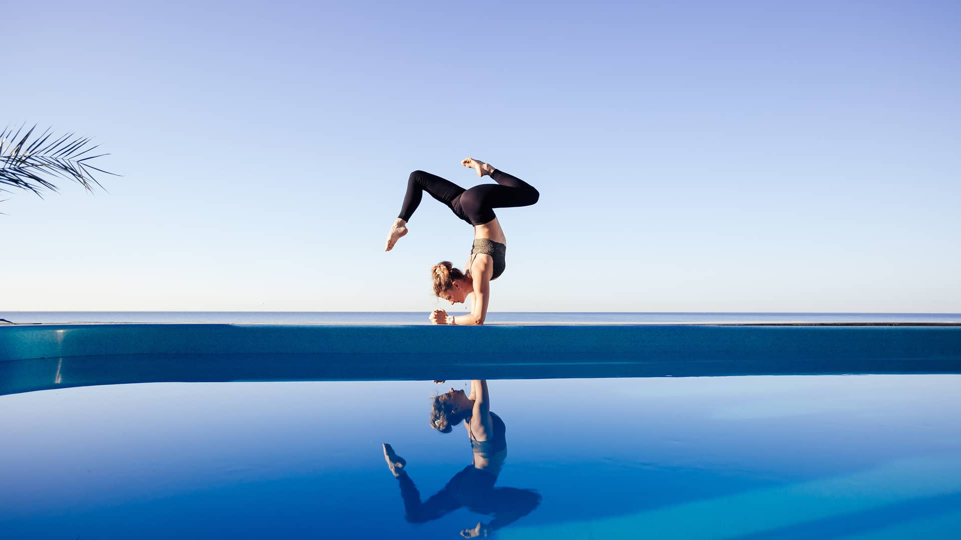 Persona relajandose practicando yoga tras eliminar cuenta en coinbase Persona relajandose practicando yoga tras eliminar cuenta en coinbase