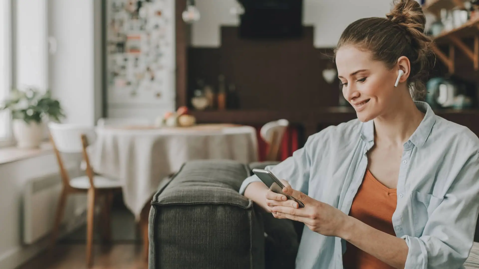 Mujer buscando en su smartphone como abrir cuente en degiro Mujer buscando en su smartphone como abrir cuente en degiro