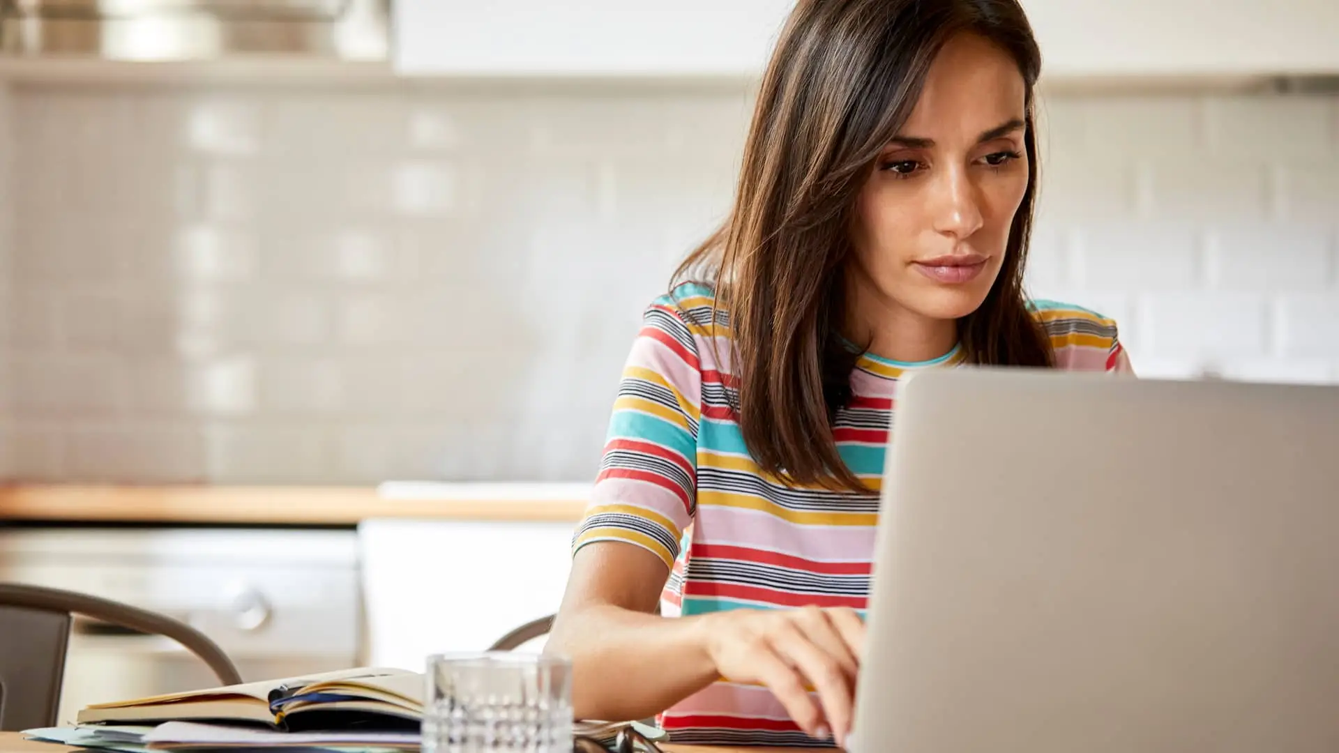 Mujer informandose sobre los bonos de degiro