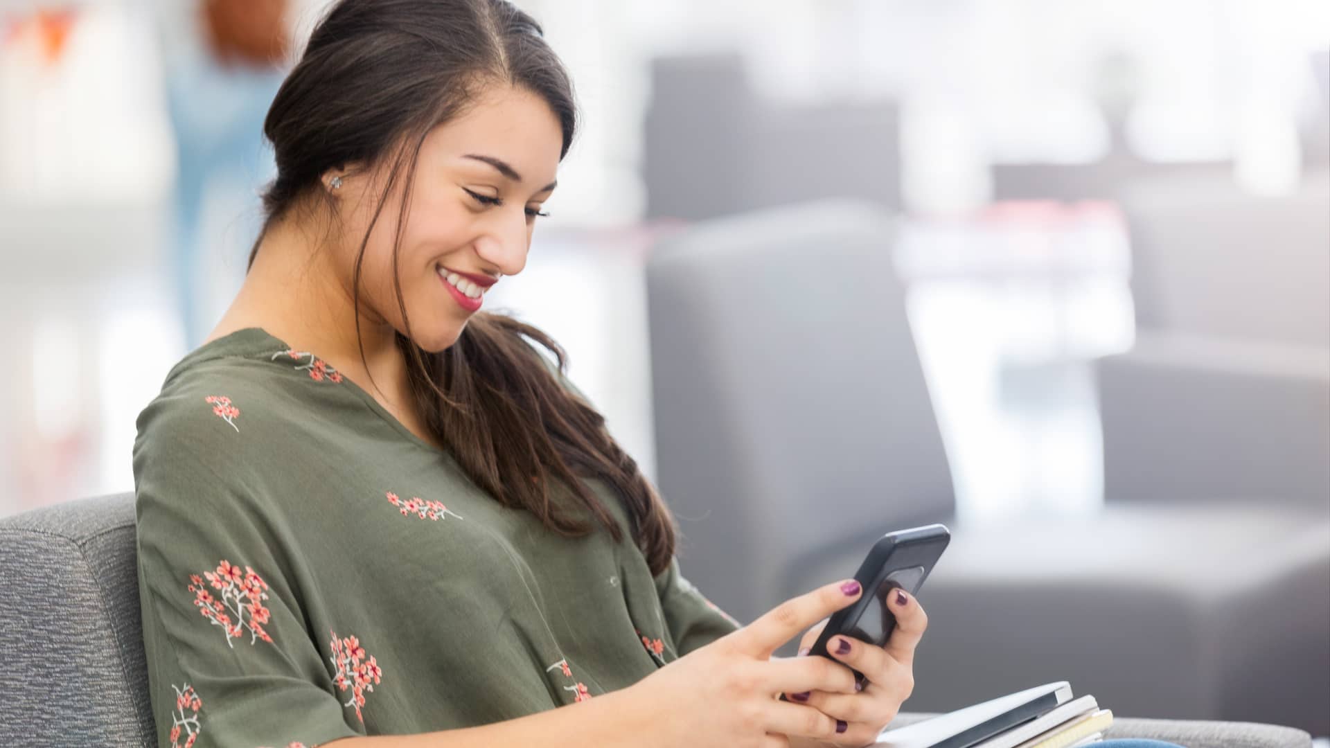 Mujer feliz viendo sus cuentas en su smartphone Mujer feliz viendo sus cuentas en su smartphone
