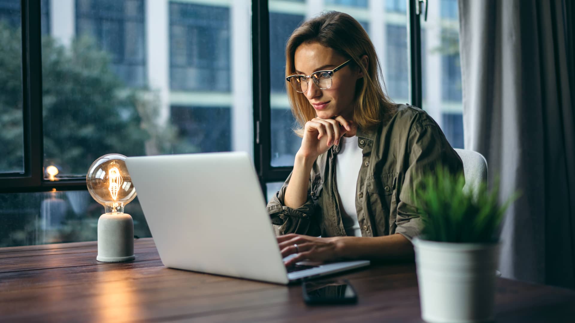 Mujer joven con su portatil abriendo una cuenta para domiciliar su nomina en la entidad Deutsche