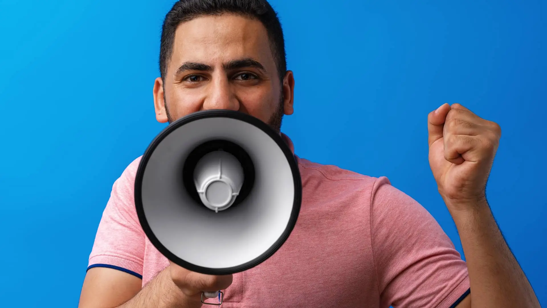 Hombre con megáfono dando su opinión sobre deutsche bank