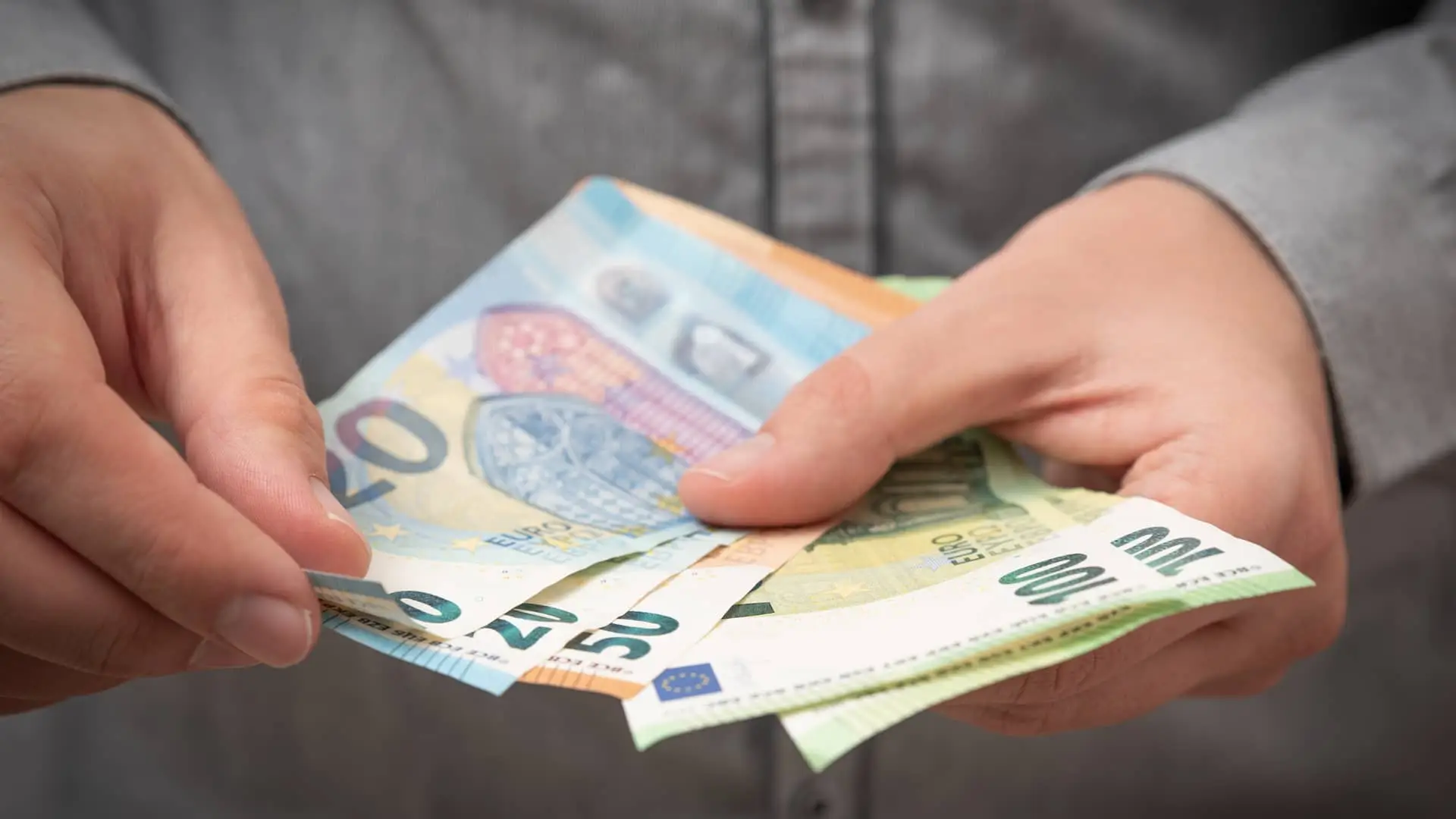 Persona con dinero recibido de prestamo de deutsche bank Persona con dinero recibido de prestamo de deutsche bank