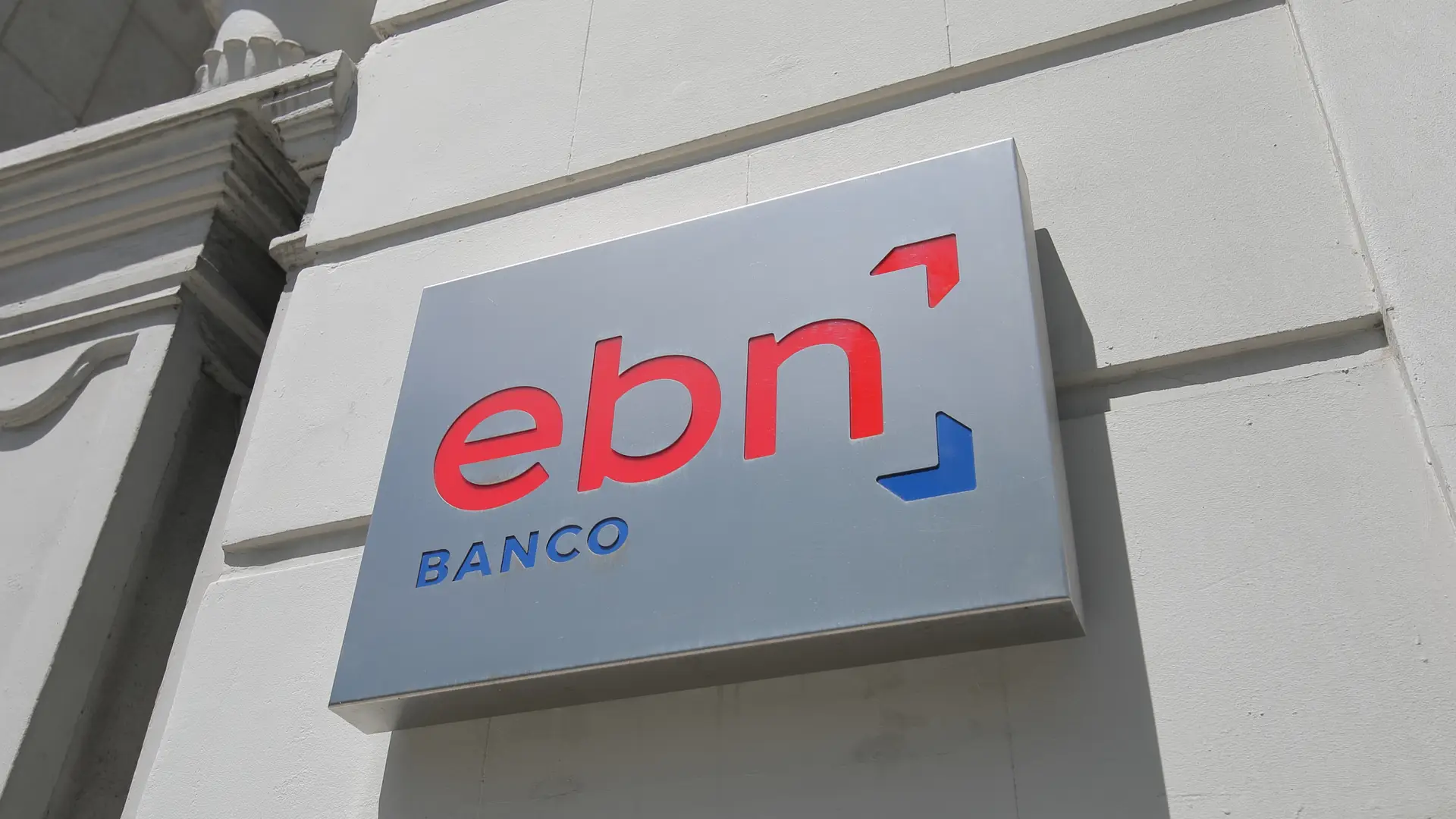 Rótulo de EBN banco en una pared para hacer referencia a sus oficinas pero no a sus cajeros porque no tiene Rótulo de EBN banco en una pared para hacer referencia a sus oficinas pero no a sus cajeros porque no tiene