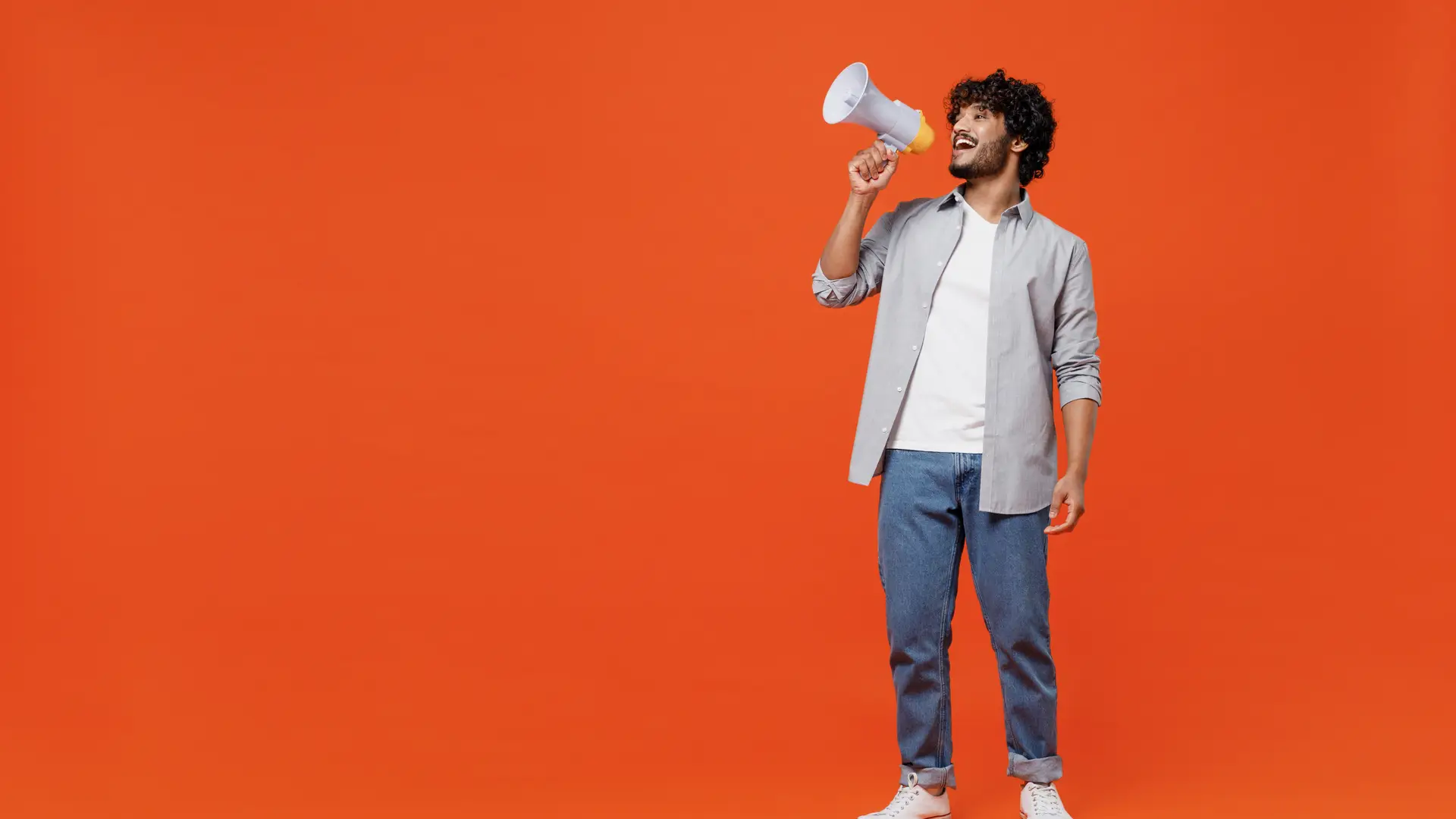 Un joven gritando con un megafono para representar las opiniones de EBN banco Un joven gritando con un megafono para representar las opiniones de EBN banco