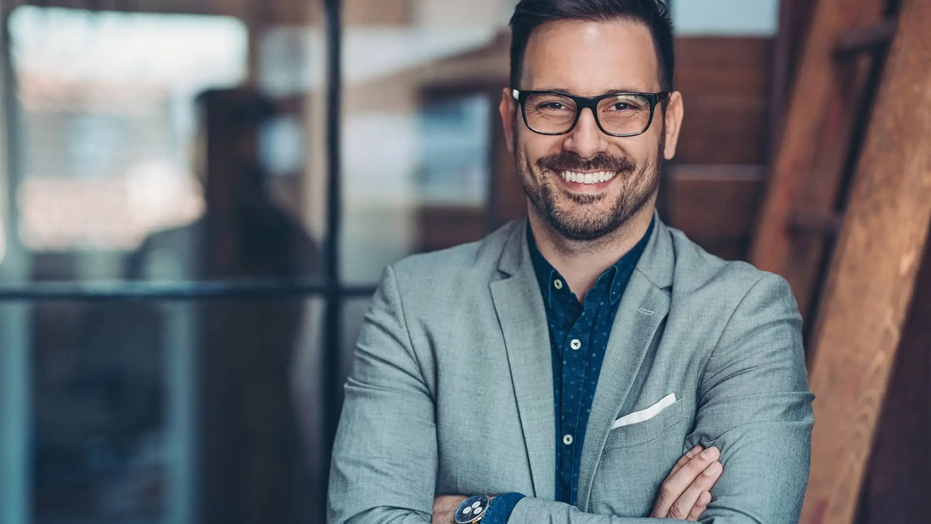 Hombre feliz y sonriente ya que las comisiones de etoro le parecen justas Hombre feliz y sonriente ya que las comisiones de etoro le parecen justas