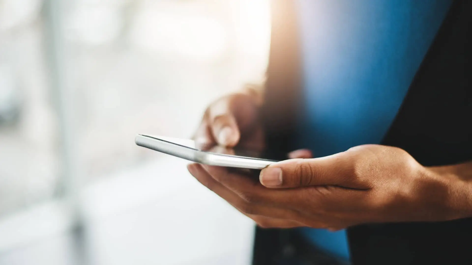 Joven retirando inversión realizada en etoro