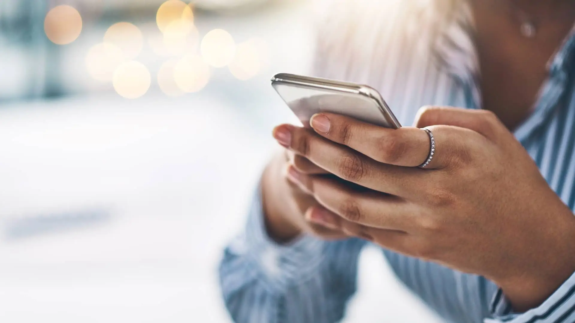 Persona vendiendo inversión en valores en etoro con su smartphone Persona vendiendo inversión en valores en etoro con su smartphone