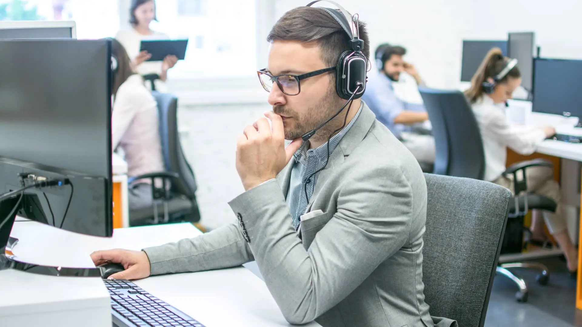 Teleoperador de atención al cliente atendiendo llamada
