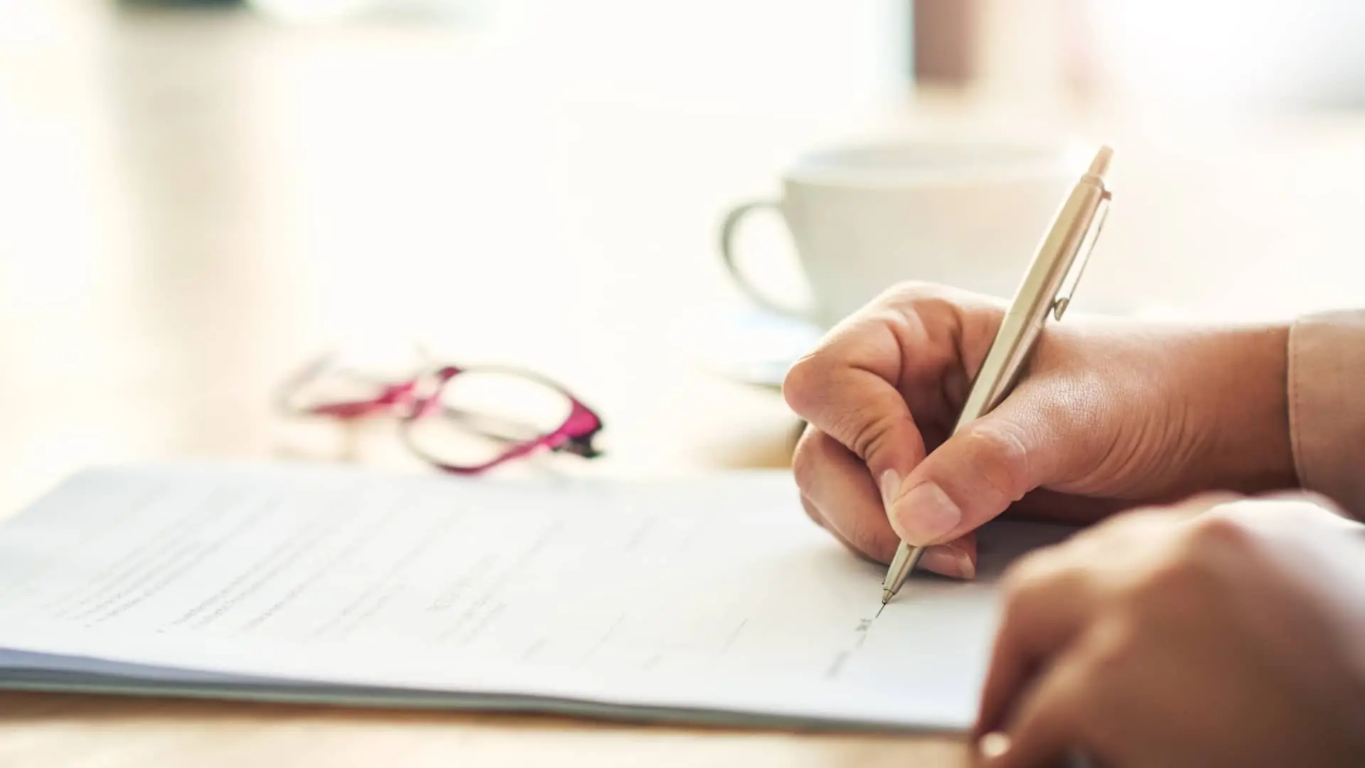 Mujer firmando contrarto de hipoteca