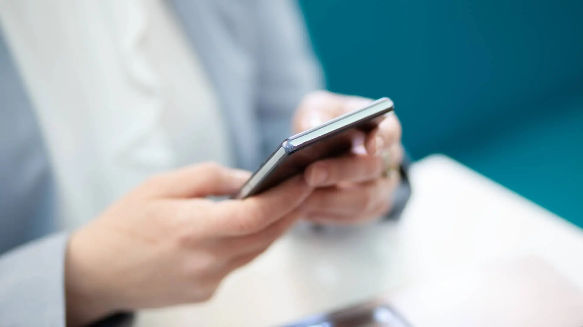 Hombre con su movil viendo sus movimientos en la eurocaja rural online