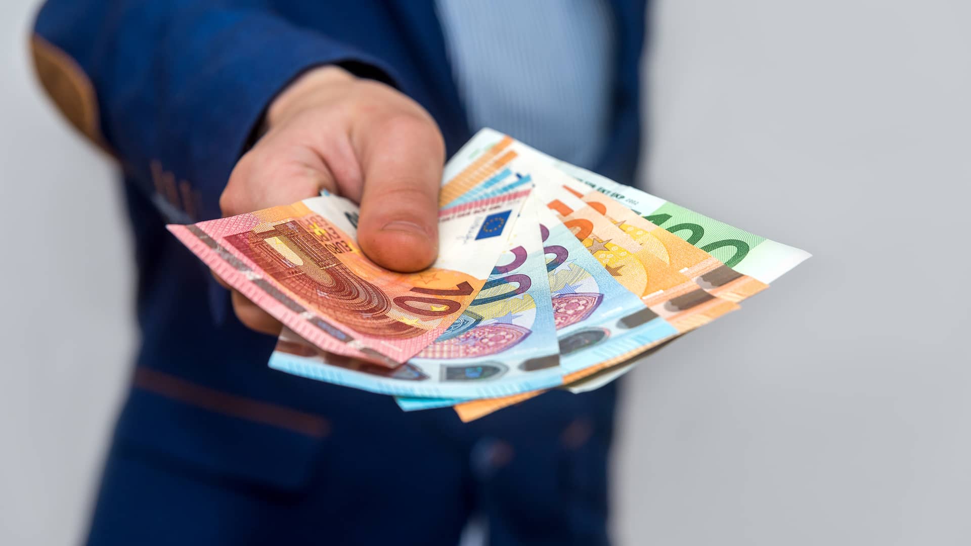 Hombre dando dinero para prestamo Hombre dando dinero para prestamo