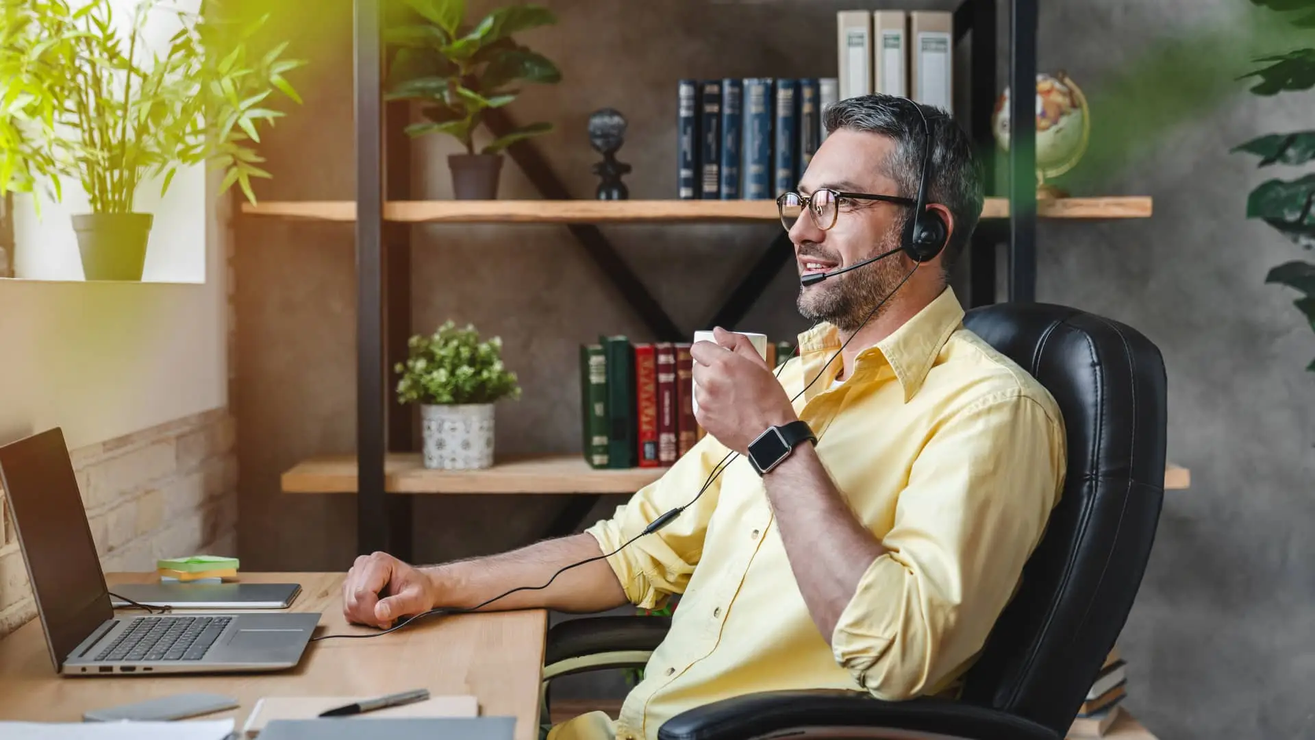Teleoperador de atención al cliente de evo banco teletrabajando Teleoperador de atención al cliente de evo banco teletrabajando